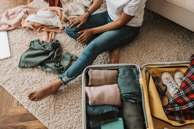 Efficient way to pack clothes in a suitcase